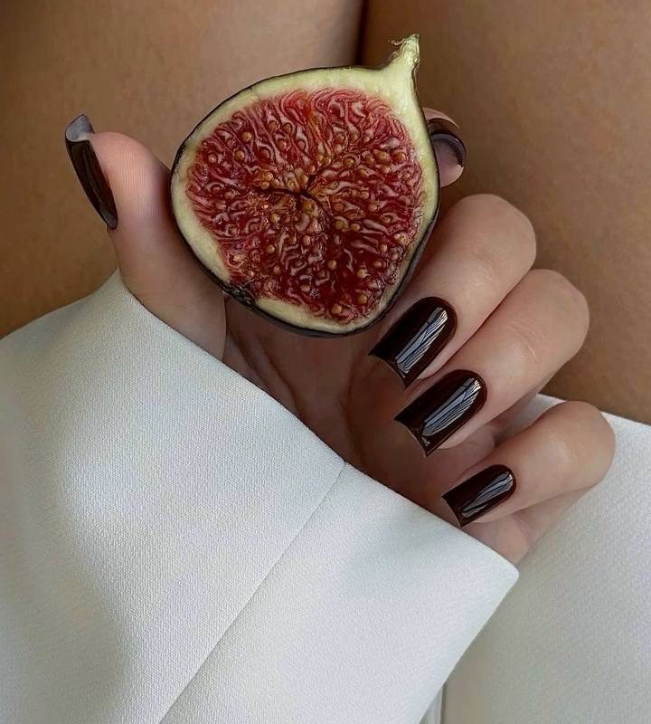 Маникюр — тёмный с инжиром